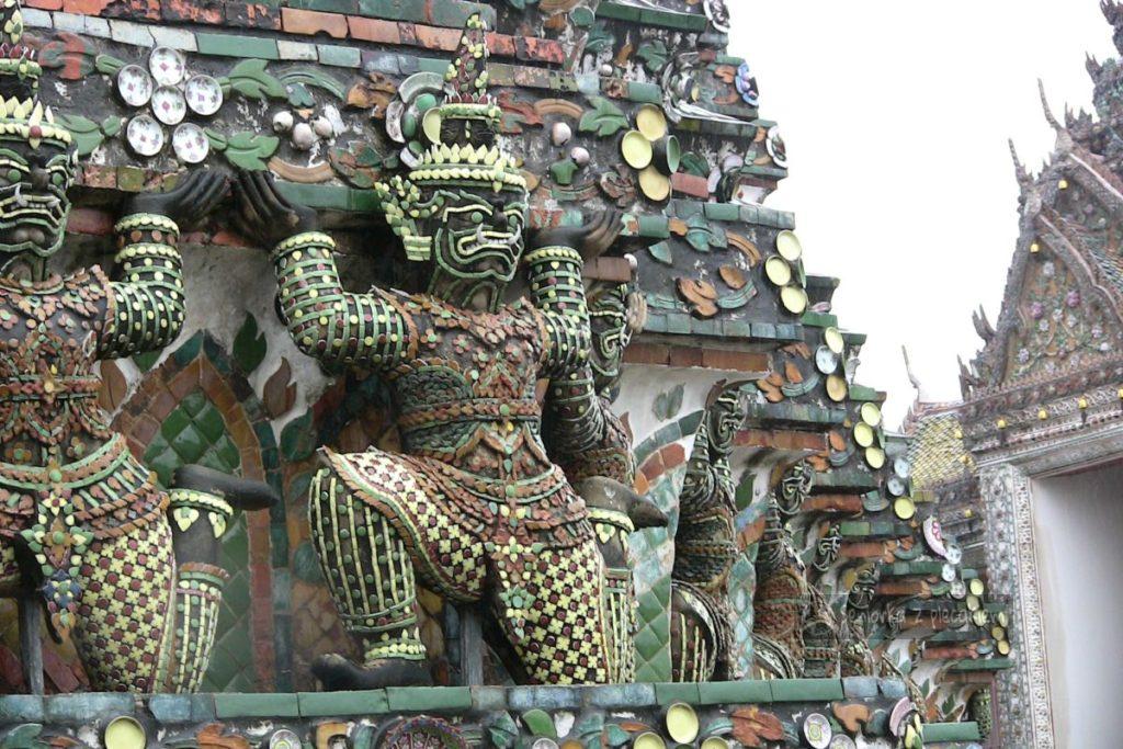 Ceramiczne zdobienia w Świątyni Świtu w Bangkoku