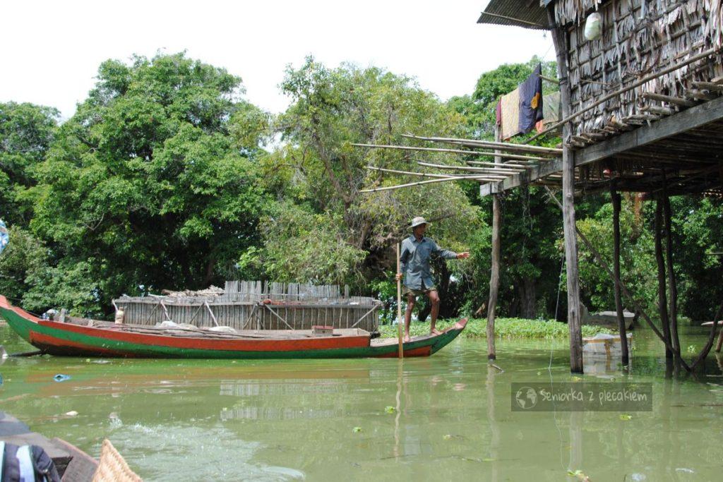 Wioska na palach na jeziorze Tonle Sap