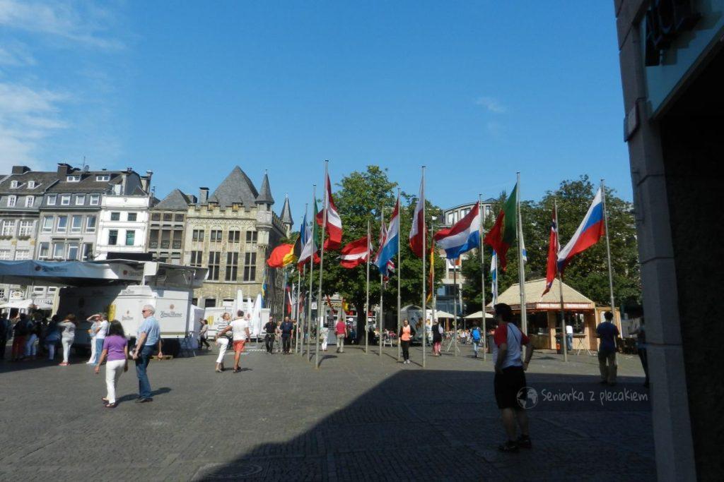 Plac przed ratuszem i flaga Polski w Aachen
