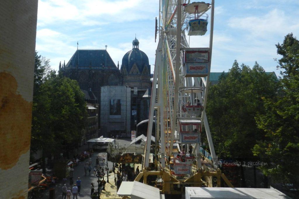 Widok z ratusza na katedrę w Aachen