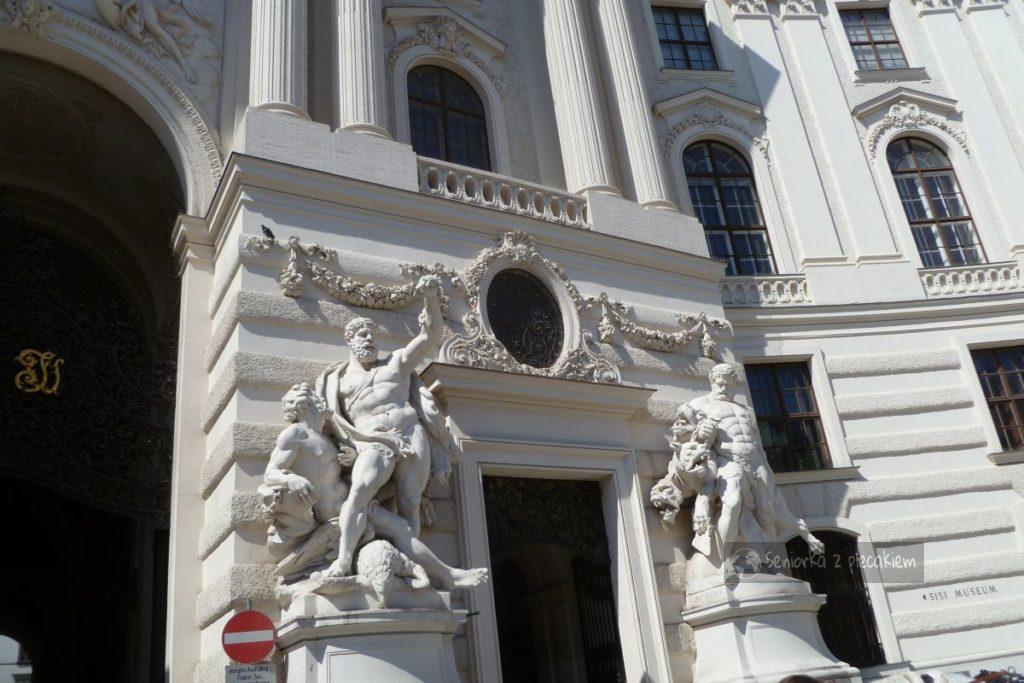 Rzeźby przy bramie wjazdowej do pałacu Hofburg w Wiedniu