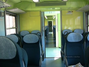 Wnętrze pociągu regionalnego we Włoszech