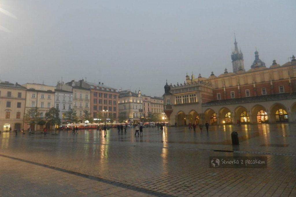 Rynek w Krakowie we mgle