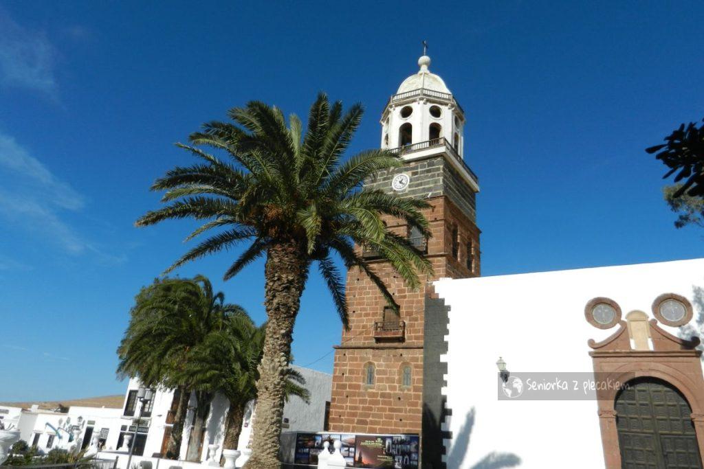 Kościół przy głównym placu w Teguise
