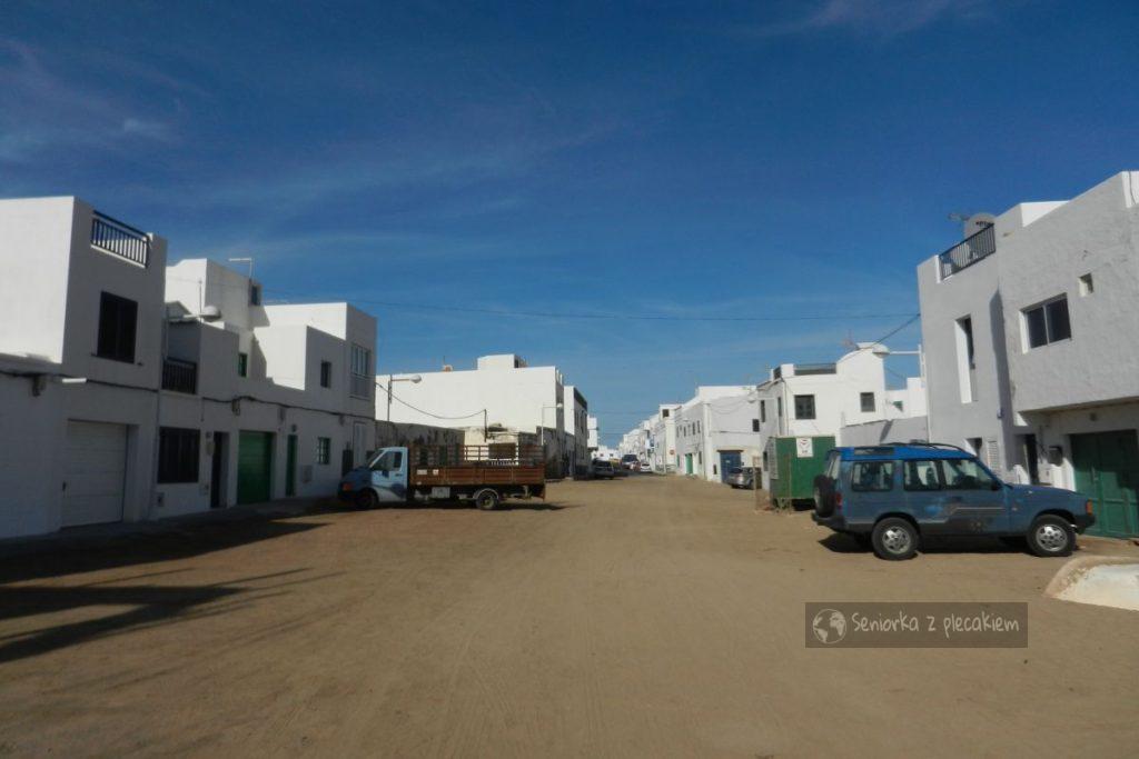 Ulica z ubitego piachu w Caleta de Famara