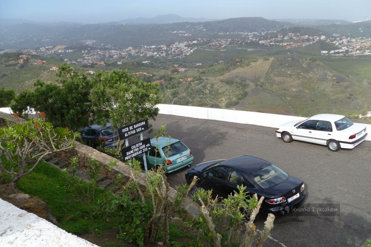 Widok z Pico Bandama i mały parking na szczycie