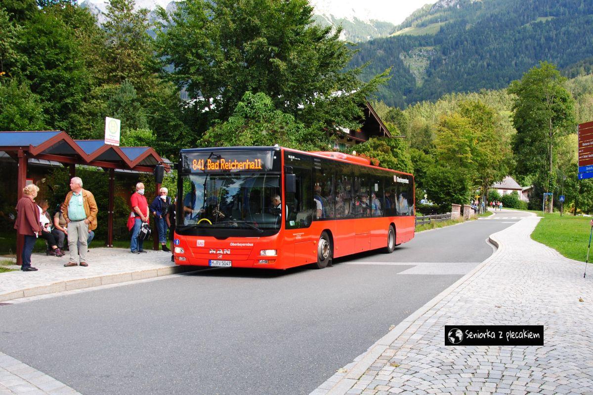  Park Narodowy Berchtesgaden. Autobus nr 841 do Bad Reichenhall na przystanku w Königssee