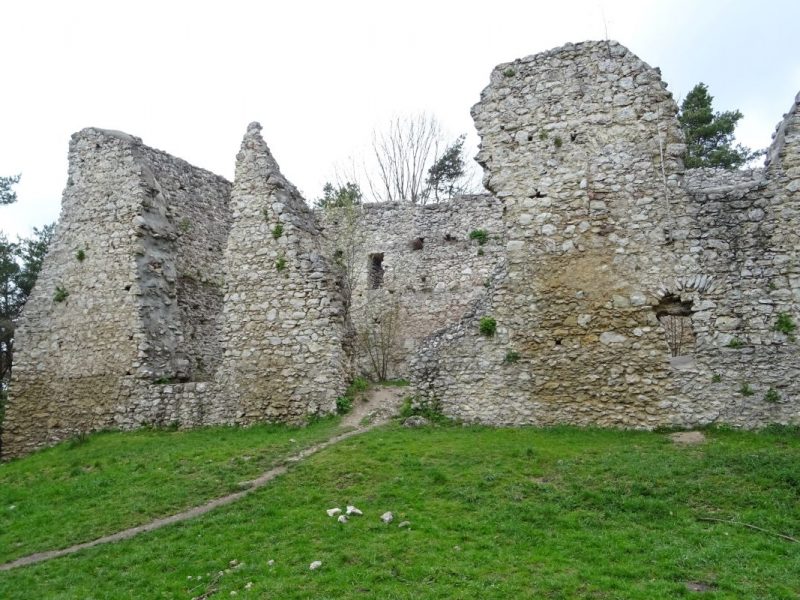 Ruiny zamku w Bydlinie i okopy z I wojny światowej