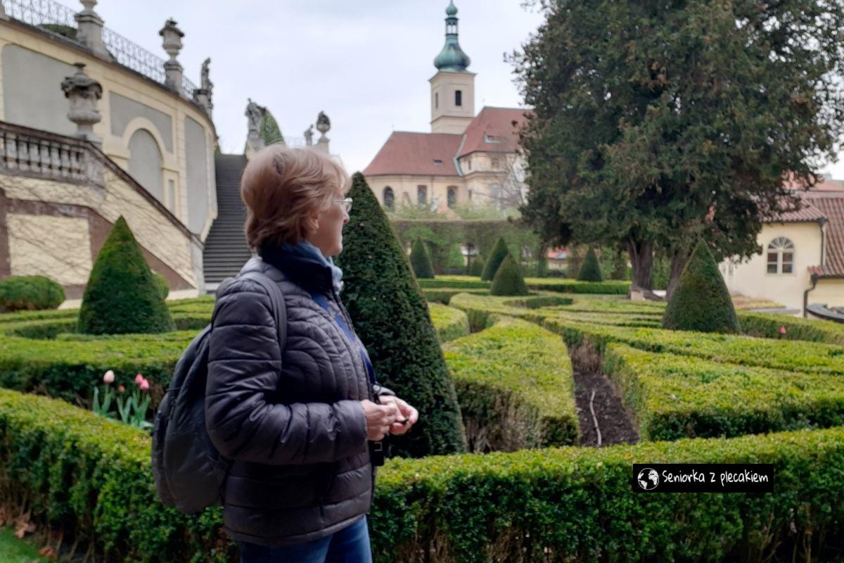 Seniorka z plecakiem w Pradze