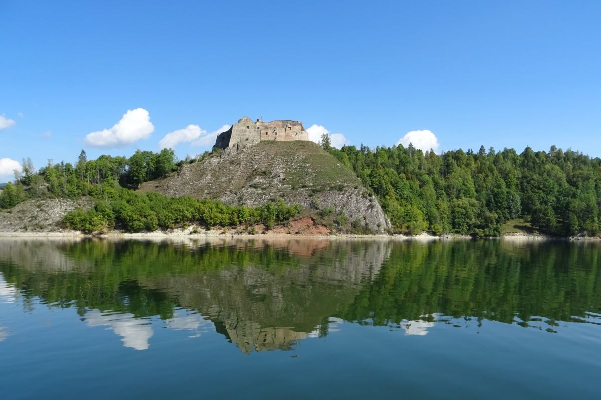 Jezioro Czorsztyńskie, dwa zamki i drewniany kościół w Dębnie
